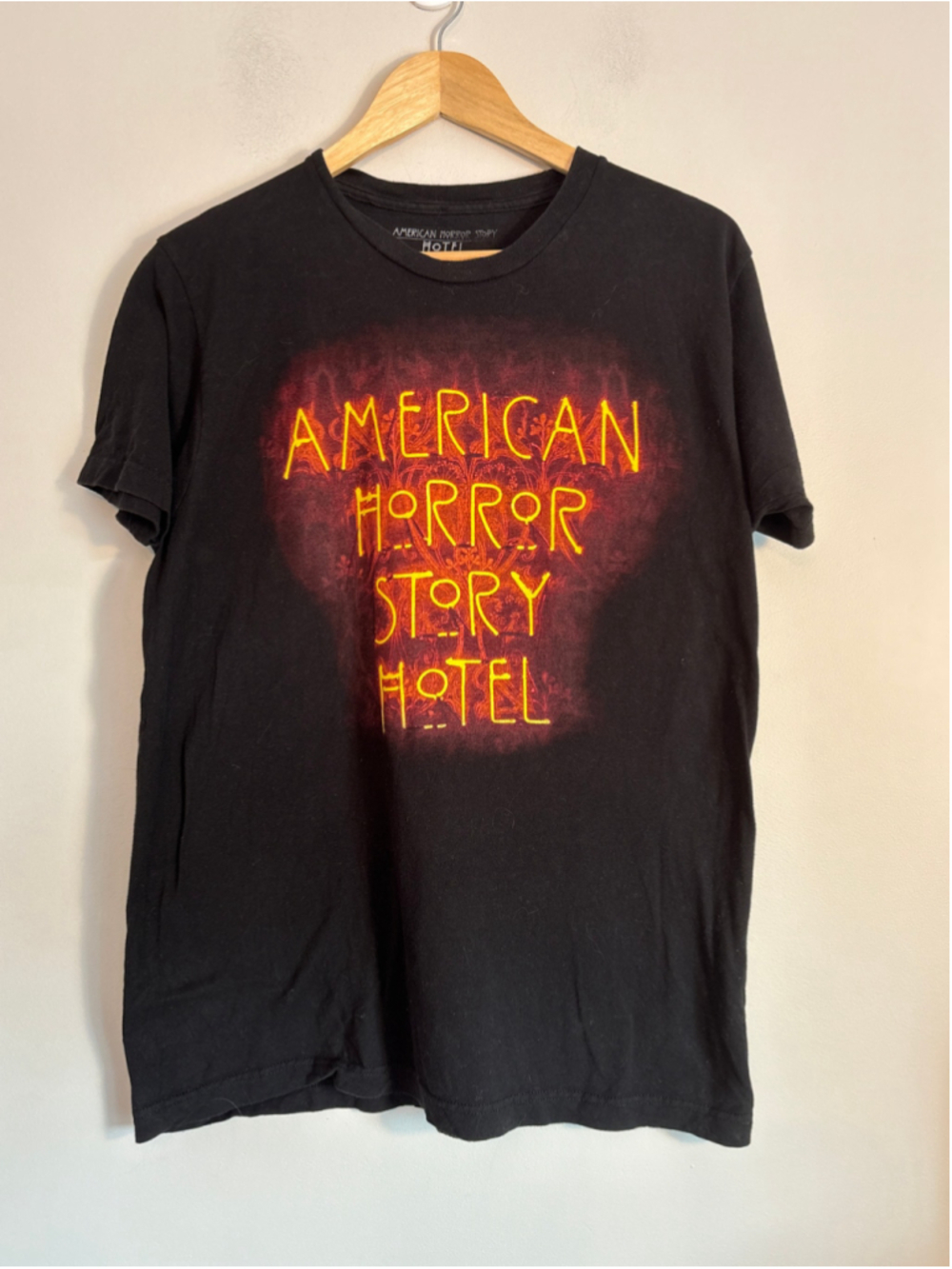 AHS American Horror Story Hotel T-Shirt Womens Size L Thriller Halloween Horror